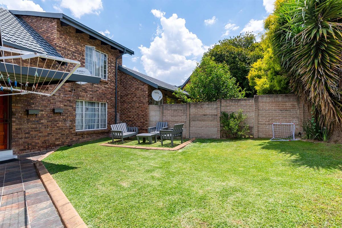 Modern 4 Bedroom Townhouse in Van Riebeeck Park - Photo 2