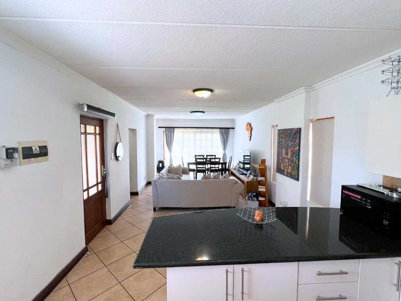 Two Bedroom townhouse to let in Montana - Photo 4