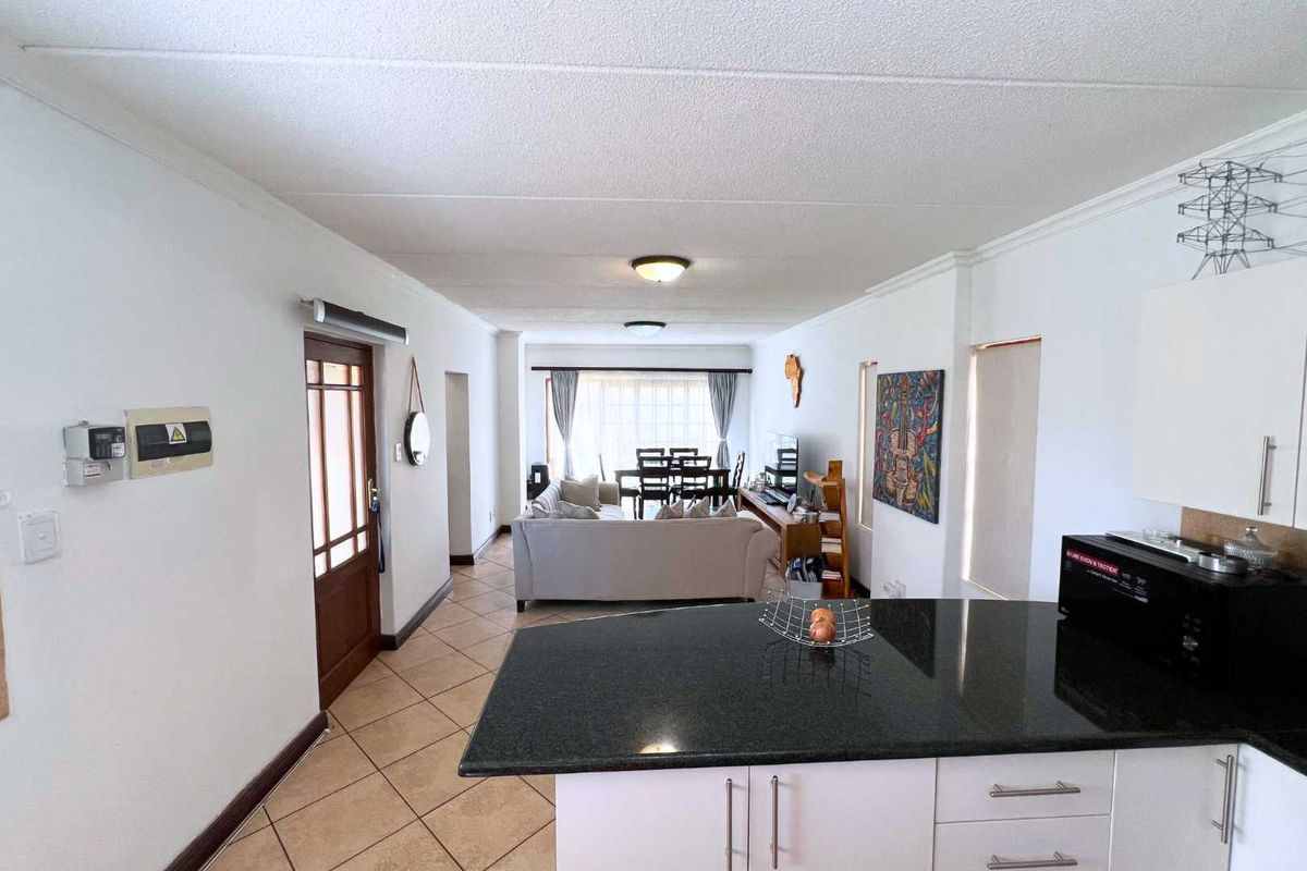 Two Bedroom townhouse to let in Montana - Photo 4