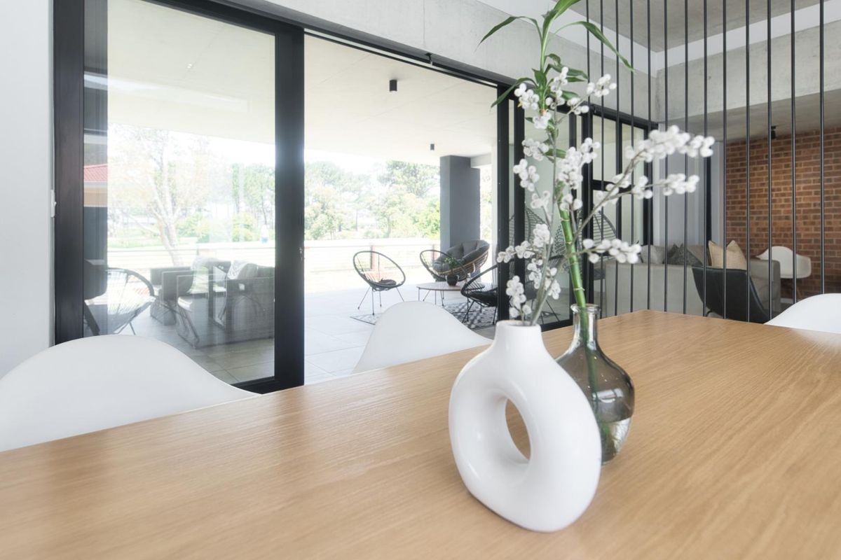 CONTEMPORARY RESIDENTIAL HOME - Photo 5