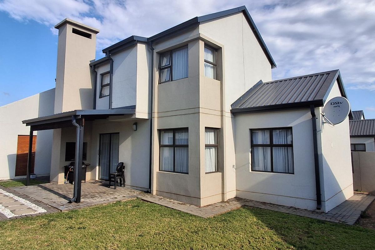 Open-Plan Elegance Meets Pristine Bushveld Living - Photo 2