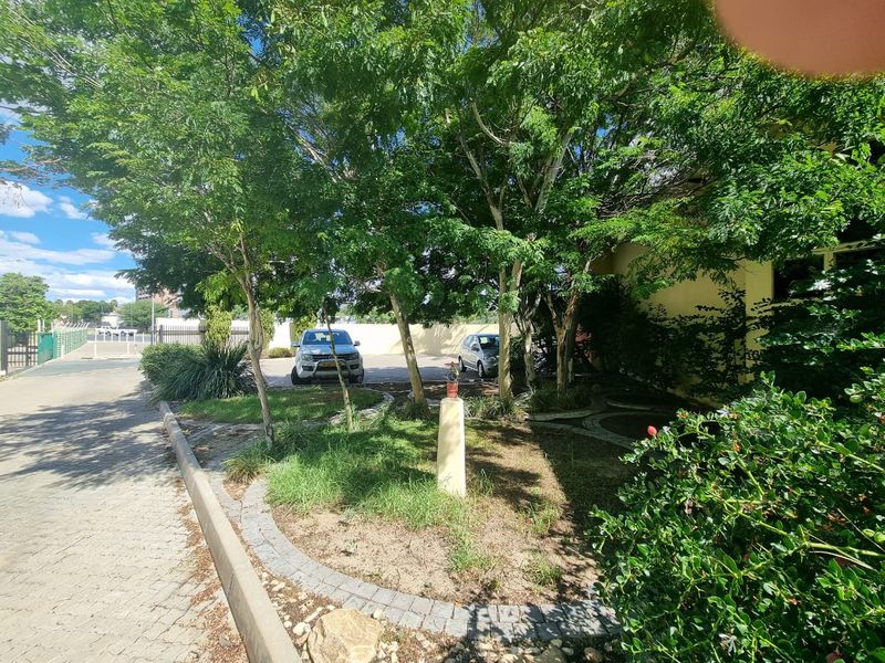 Versatile Industrial Building TO LET with corporate identity - Photo 2