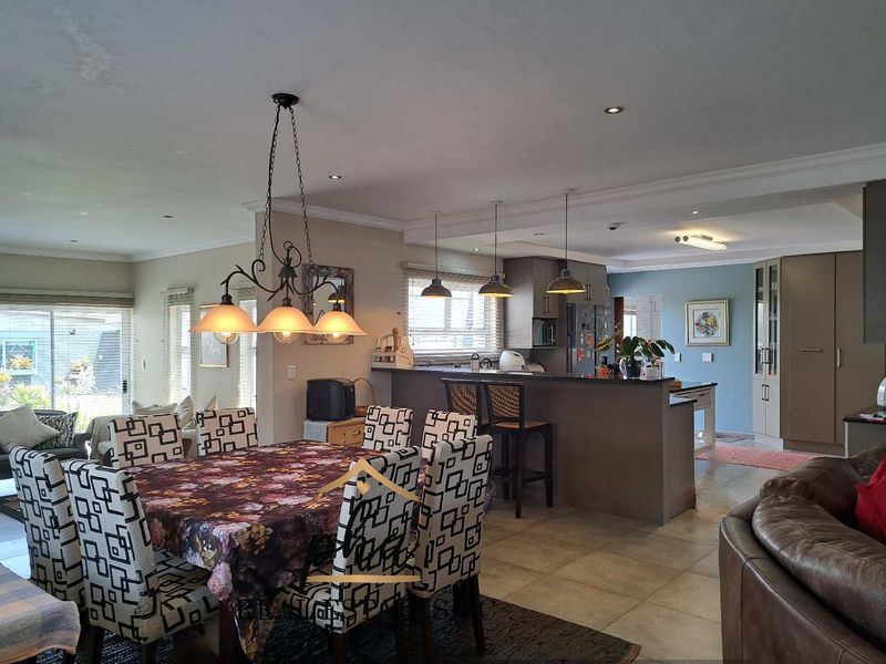 Exceptional 4 bedroom Family home with  beautiful 2 bedr flat in prime Lagoon Area, Walvis Bay - Photo 10