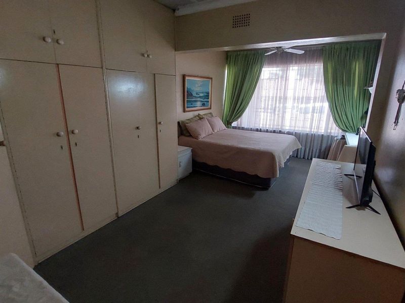 Charming Home with Separate Flatlet & Spacious Backyard - Photo 10