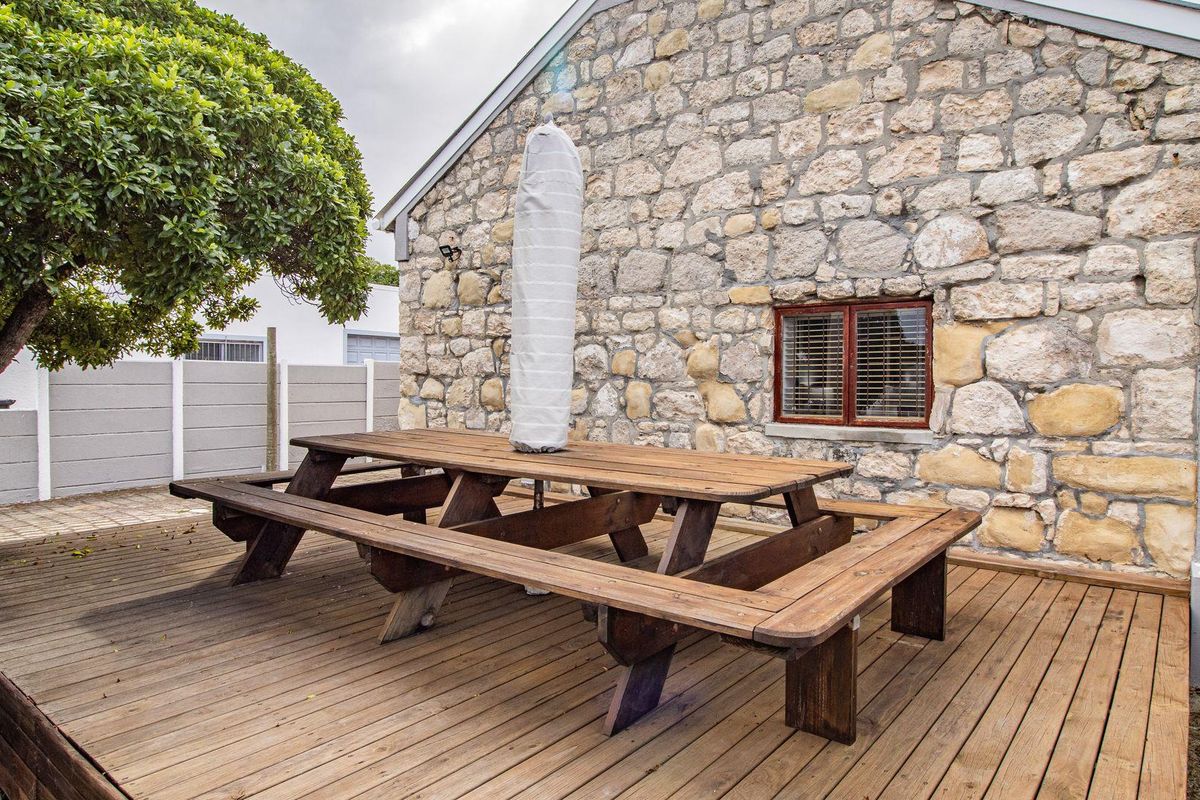 Linger Longer in Gansbaai - Photo 2