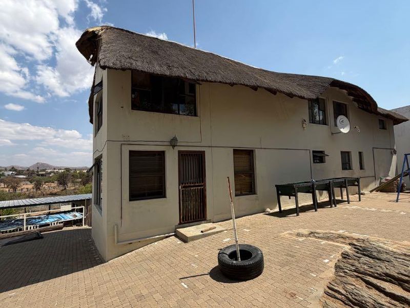 Your beautiful 5 bedroom spacious home awaits - Photo 3