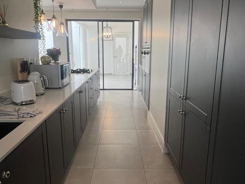 Hyde Park Château Villa ~ A Quiet Expression of Legacy - Photo 5