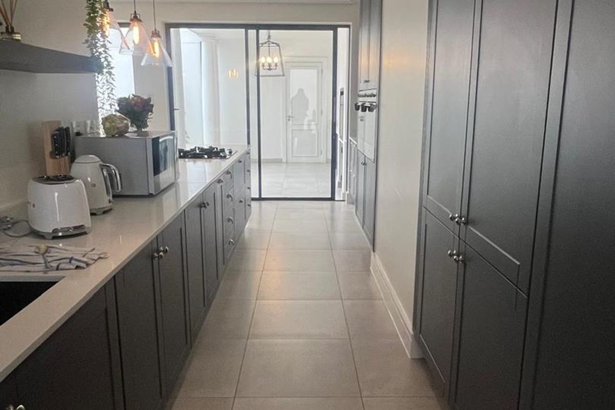 Hyde Park Château Villa ~ A Quiet Expression of Legacy - Photo 5