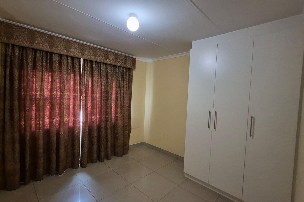 Spacious Family Home for Rent in Pioneerspark Ext. 1 - Photo 2