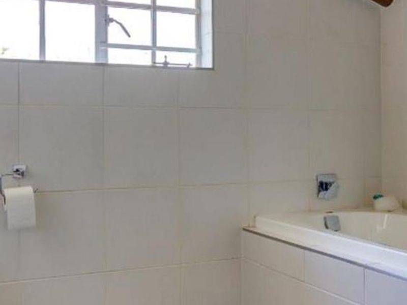 **Stunning 4-bedroom Family with Pool and double garage ** - Photo 8