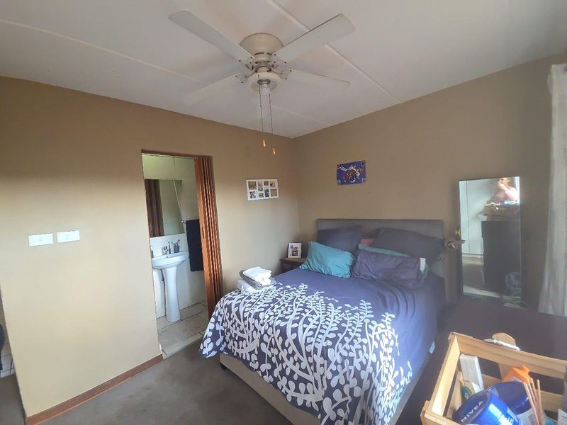 immaculate unit - Available 1 March - Photo 6