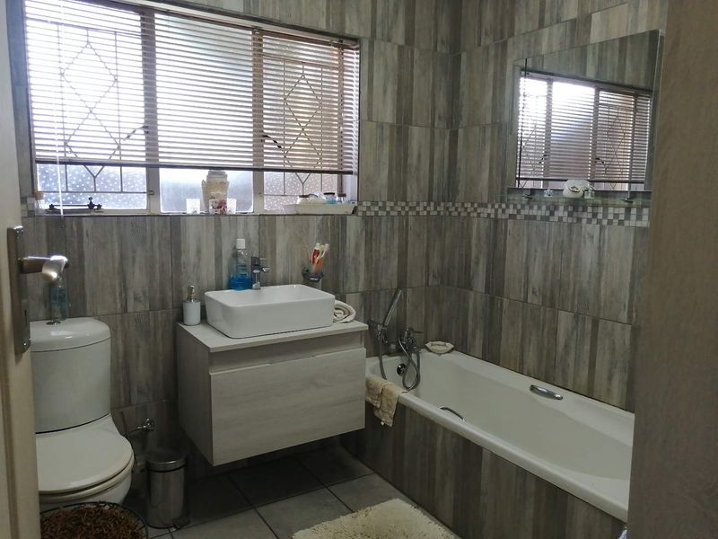 Family home with so much to offer in partially enclosed area - Photo 9