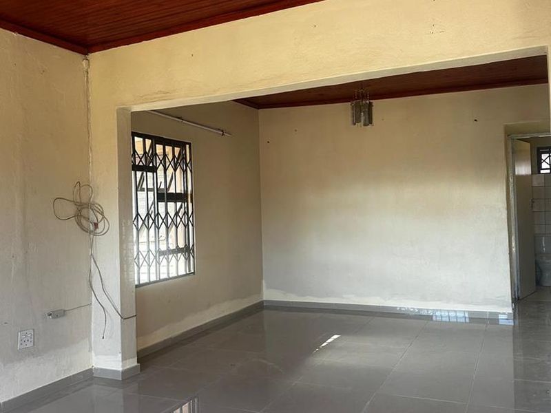 Spacious 3-Bedroom Family Home with Garage, Carport and Additional Accommodation - Photo 2