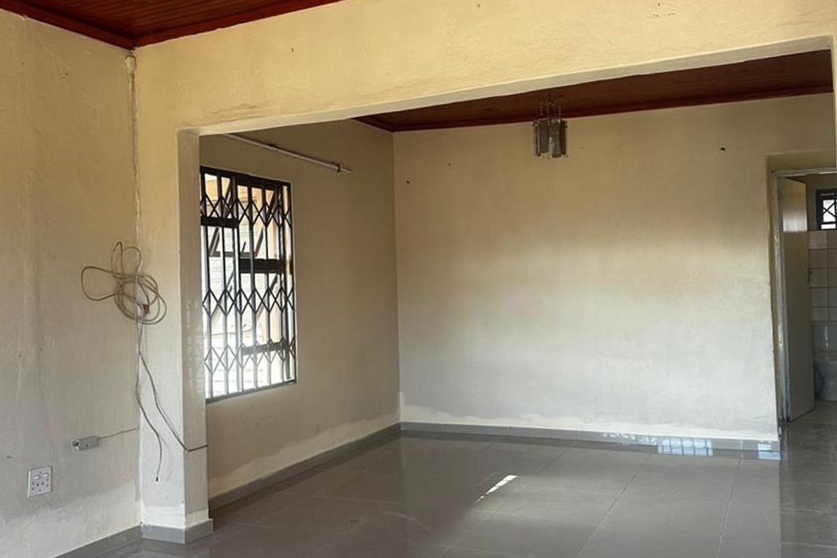 Spacious 3-Bedroom Family Home with Garage, Carport and Additional Accommodation - Photo 2