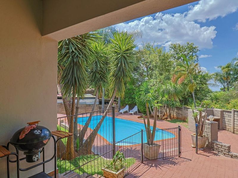 Beauty, elegance and Great location - Photo 2