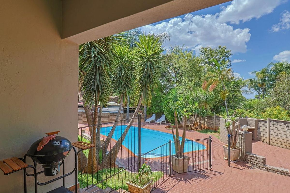 Beauty, elegance and Great location - Photo 2