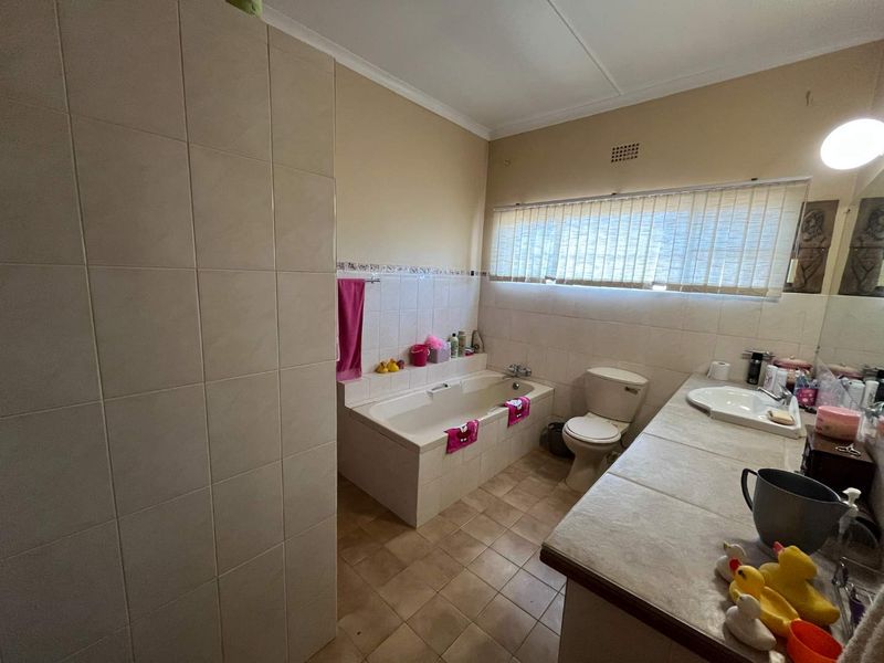 Small holding just outside Kakamas with lovely, spacious family home - Photo 6