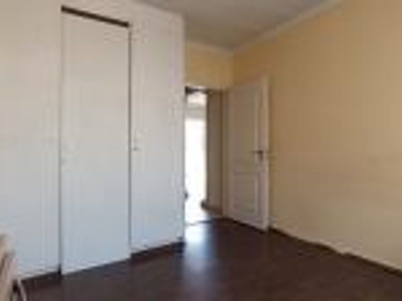 **Charming 2-Bedroom Apartment for Sale in Mondeor** - Photo 10