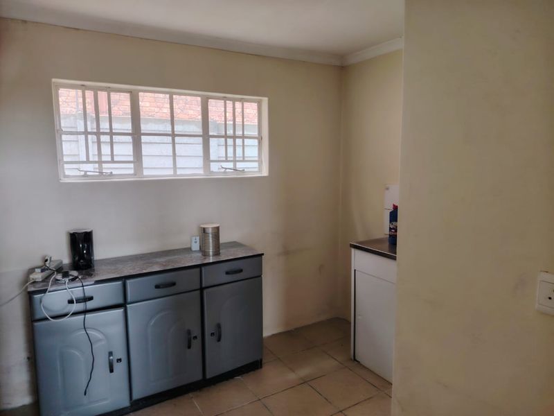 Neat Newly painted 230m2 Factory to let - Photo 8