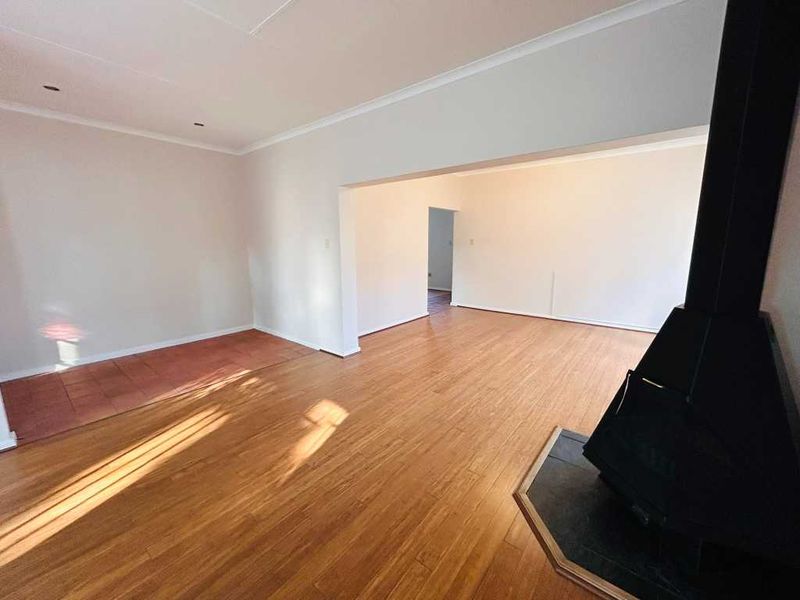Modern Farmhouse Style Home in a closed-off street - Photo 4