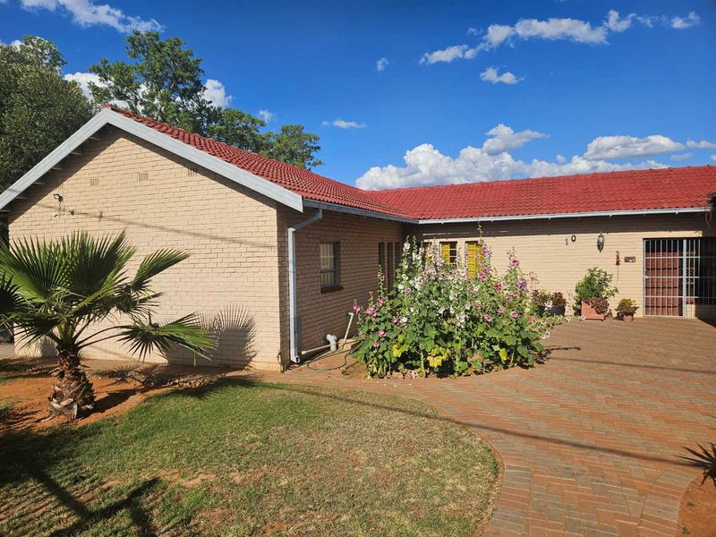 Charming spacious family home with a flat in Barkly West - Photo 3
