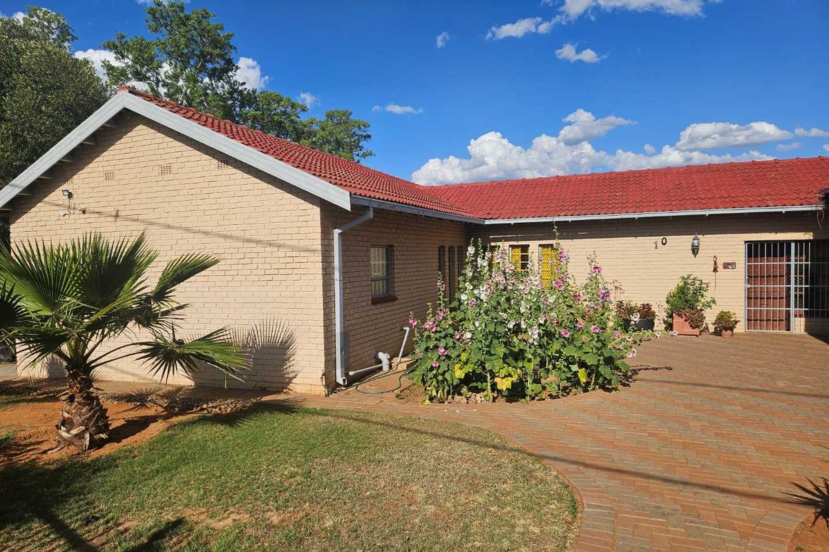 Charming spacious family home with a flat in Barkly West - Photo 3