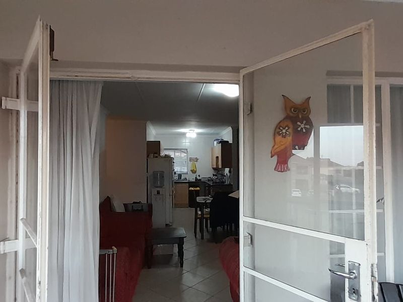 Spacious living in a well-maintained complex - perfect for comfortable family living - Photo 10