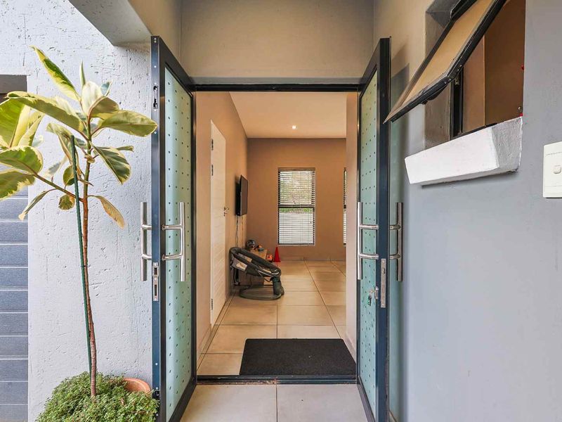 Modern, Solar-Powered 3 Bedroom Home in Sought-After Estate - Photo 6