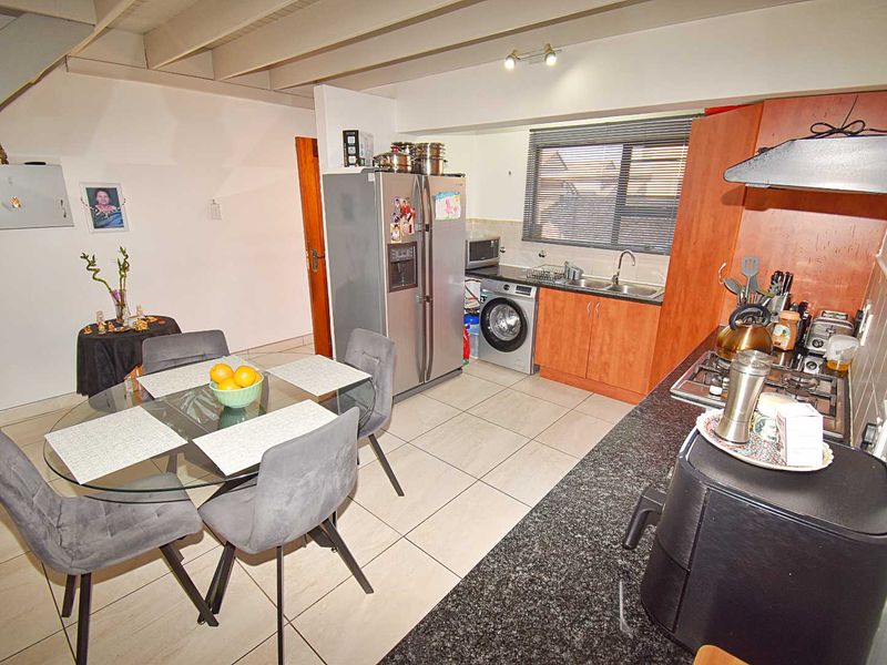 Home in a secure estate! - Photo 6