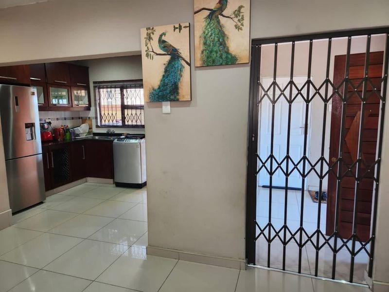 Two-Bedroom Home in Lower Illovo - Comfortable Family Living - Photo 4