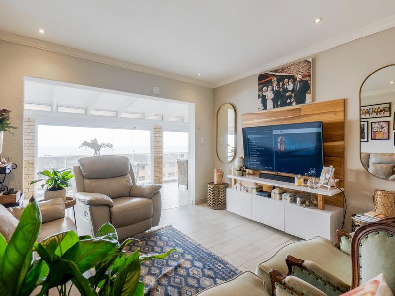 Stunning Beachfront Modern Apartment with Seamless Indoor-Outdoor Living - Photo 10