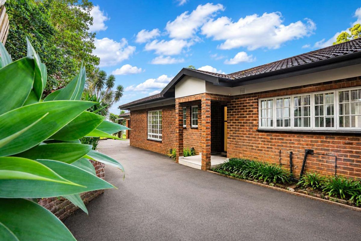Spacious Face-Brick Family Unit with Modern Finishes, Scenic Views & Fantastic Entertainment Flow - Photo 3