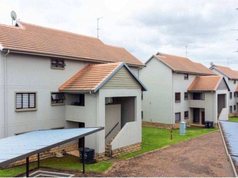 Modern Newly Renovated Ground-Floor Apartment in Tranquil Crowthorne Village with Country Living Charm - Photo 4
