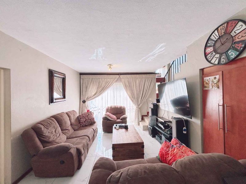 Spacious Three Bedroom Duplex for Sale in Heuwelsig - Photo 9