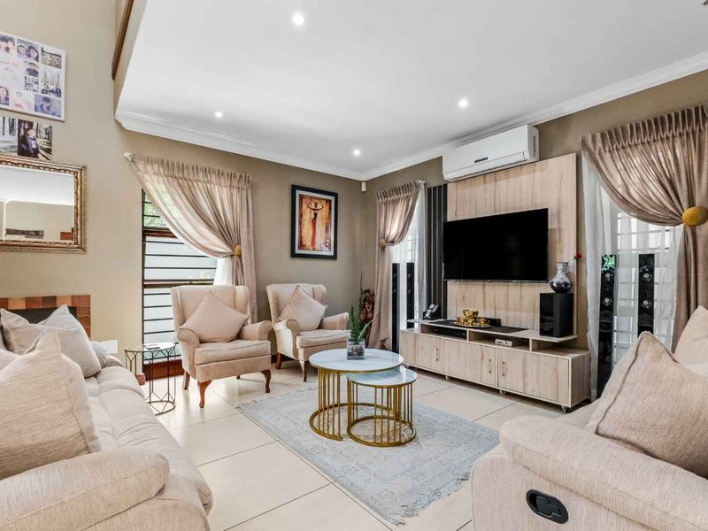 STYLISH AND CLASSY - TRIPLE STOREY UNIT, IN A QUIET POSITION OFFERING PLENTY OF SPACE. - Photo 3