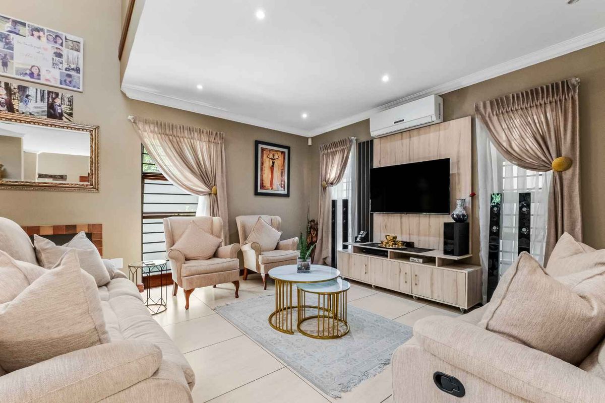 STYLISH AND CLASSY - TRIPLE STOREY UNIT, IN A QUIET POSITION OFFERING PLENTY OF SPACE. - Photo 3