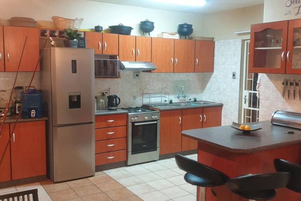 FOR SALE SUPER NEAT MODERN DUPLEX IN DORADO PARK - Photo 3