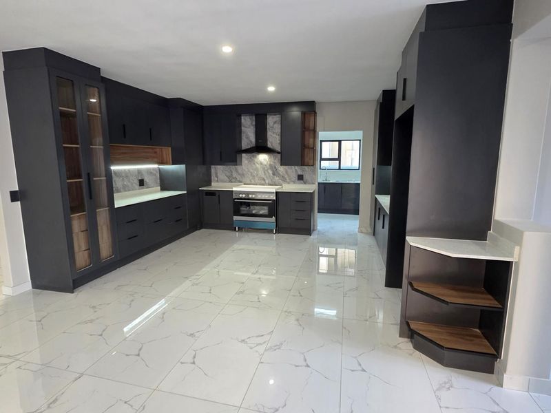 Pristine 4 Bedroom Family Home in Melodie Hartbeespoort - Photo 2