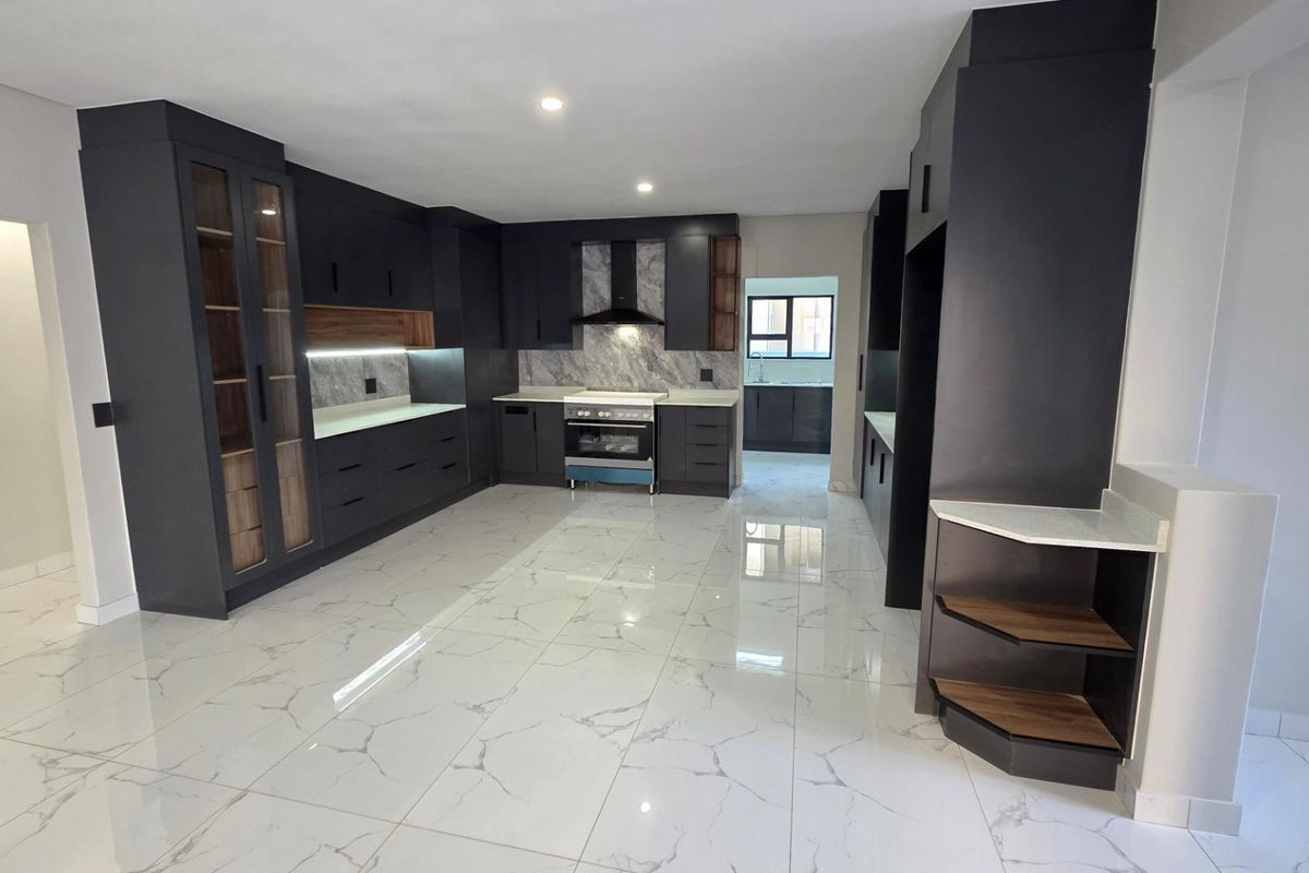 Pristine 4 Bedroom Family Home in Melodie Hartbeespoort - Photo 2