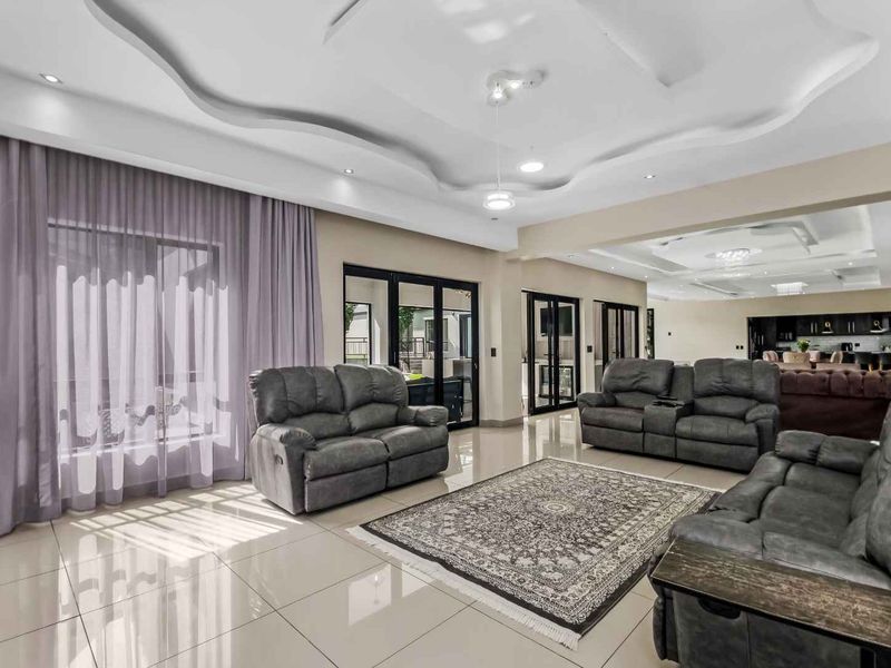 Splendid 5 Bedroom House for Sale in Cedar Creek - Photo 9