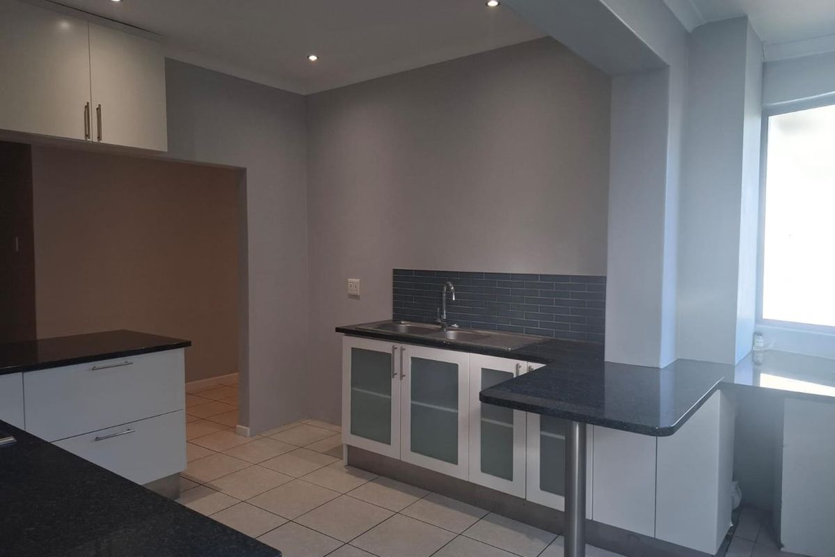Renovated 2 bedroom UNFURNISHED unit - Photo 4