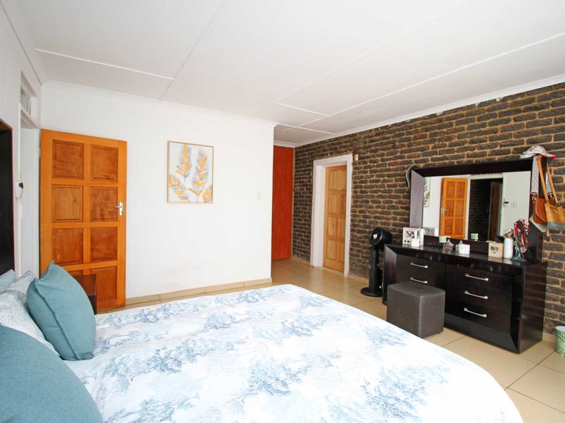 Modern Facebrick 4-Bedroom Gem with Pool, Back up water system and lots of space - Photo 6