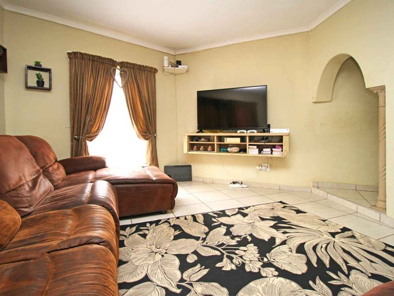 CITY LIFE AND SERENITY GREETS YOU AS YOU ARRIVE AND STEP INTO THIS PEACEFUL AND BEAUTIFUL HOME - Photo 2