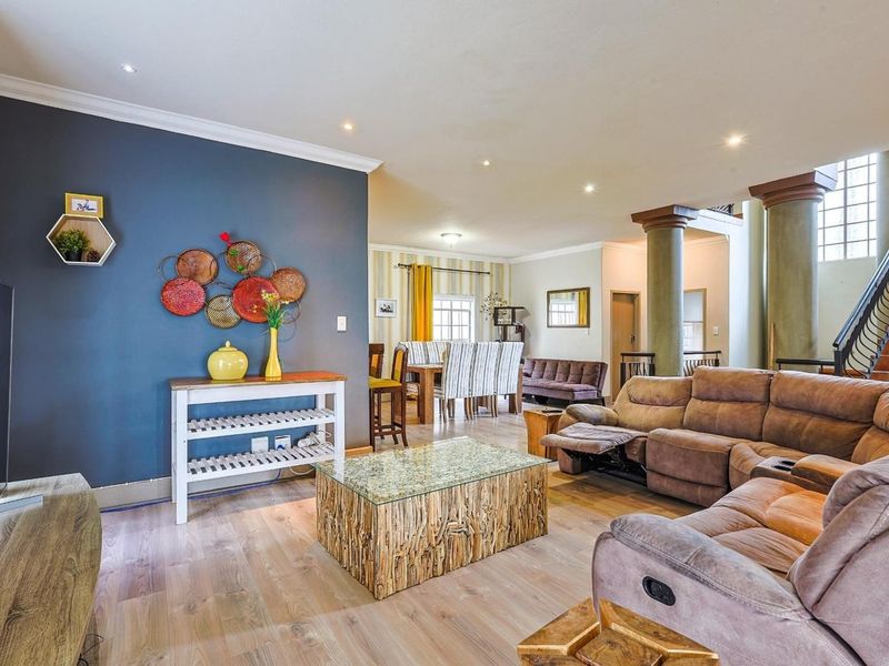 3 Bedroom, 2.5 Bathroom Duet House with an Office To Let in Faerie Glen - Photo 5