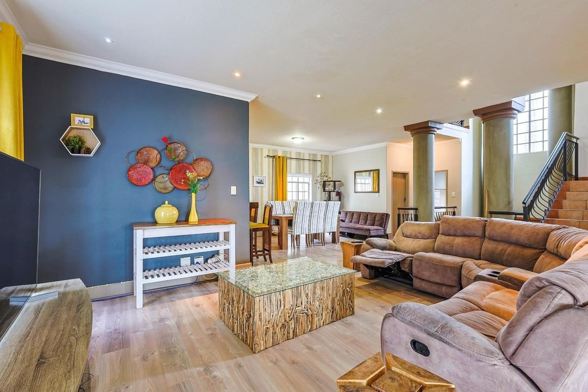 3 Bedroom, 2.5 Bathroom Duet House with an Office To Let in Faerie Glen - Photo 5