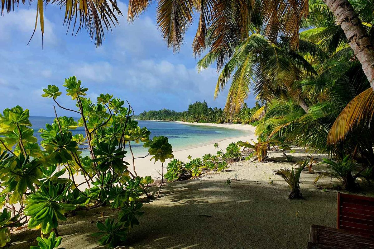 EXCEPTIONAL PRIVATE BEACH VILLA ON THE IDYLLIC DESROCHES ISLAND - Photo 2