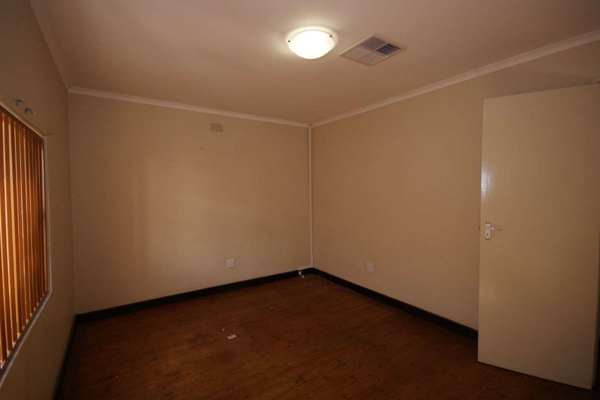 Spacious Office Accommodation - Photo 4