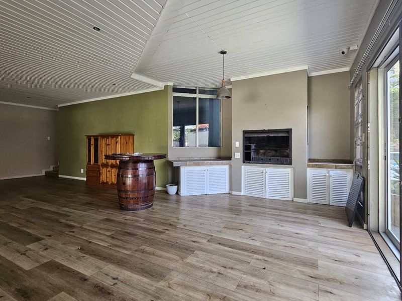 Elegant Family Home in Eros with Expansive Views to rent - Photo 2