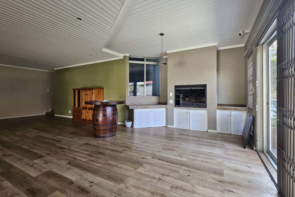 Elegant Family Home in Eros with Expansive Views to rent - Photo 2