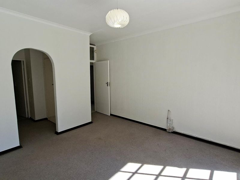 Lovely 3 bedroom, 2 bathroom, simplex available in Douglasdale - Photo 10